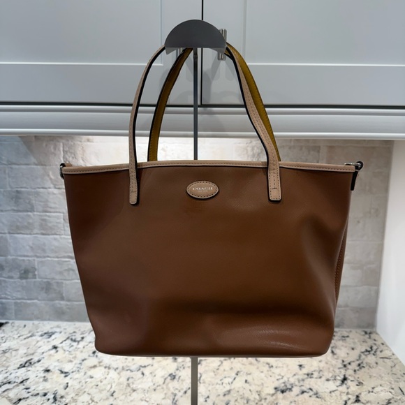 Coach Handbags - Coach EUC Brown Leather Tote w/Contrasting Tan Handles